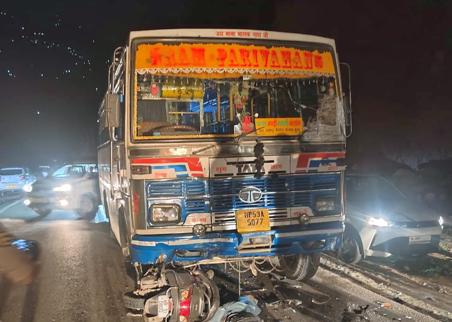 कुल्लू-मनाली हाईवे पर डोहलूनाला के समीप सड़क हादसे में मारे गए मृतको के परिजन पोस्टमार्टम के दौ कुल्लू-मनाली हाईवे पर डोहलूनाला के समीप सड़क हादसे में मारे गए मृतको के परिजन पोस्टमार्टम के दौ