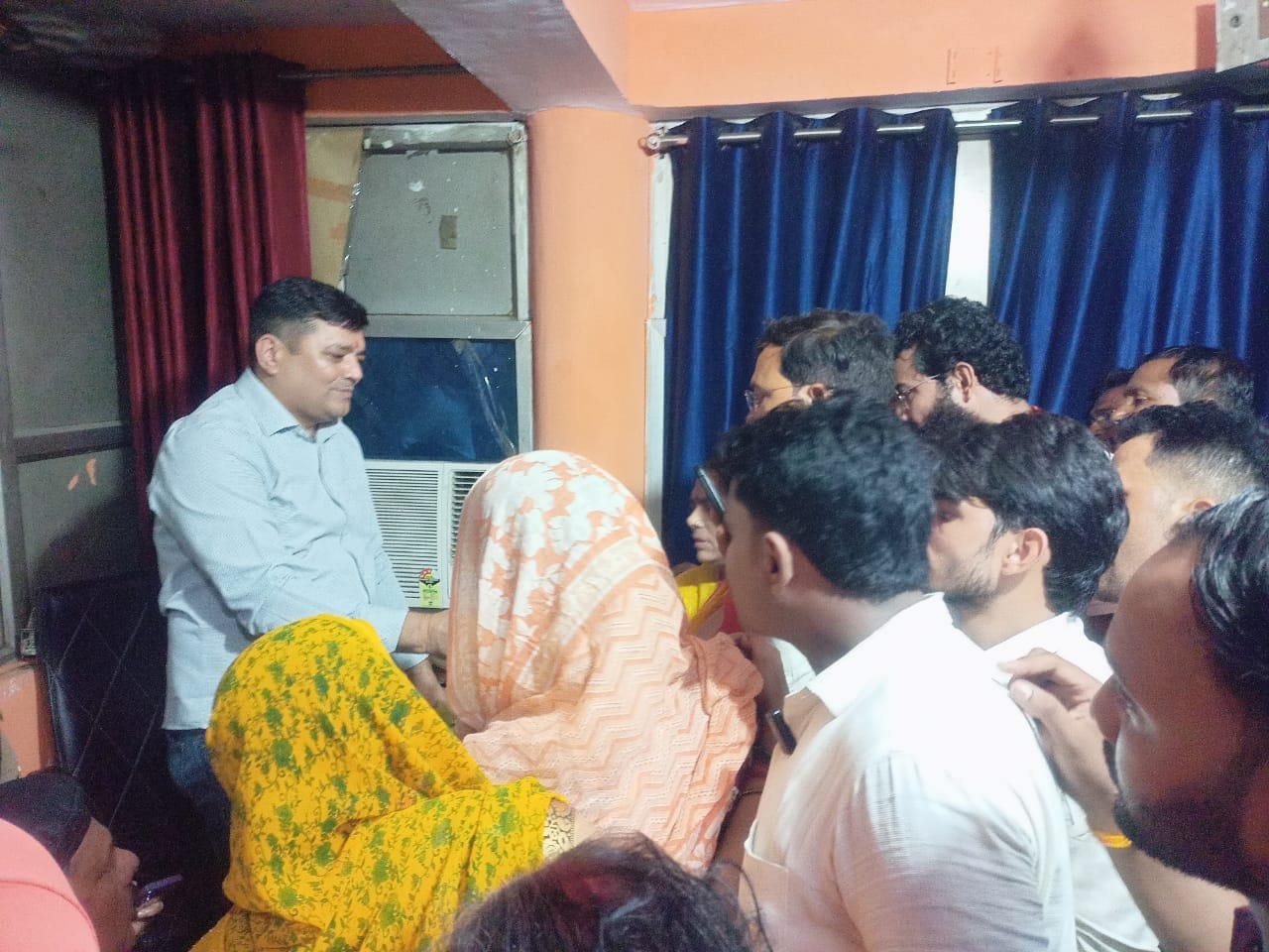 कप्तानगंज सच्चिदानंद हॉस्टल में नवजात की मौत के बाद गुमसुम बैठे परिजन। स्रोत -सोशल मीडिया कप्तानगंज सच्चिदानंद हॉस्टल में नवजात की मौत के बाद गुमसुम बैठे परिजन। स्रोत -सोशल मीडिया