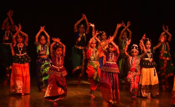 कार्यक्रम में नाटक का मंचन करते कलाकार