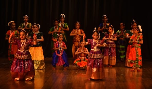 कार्यक्रम में नाटक का मंचन करते कलाकार