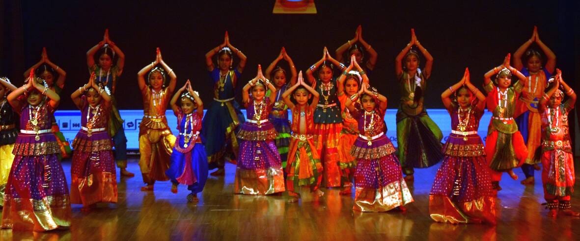 कार्यक्रम में नाटक का मंचन करते कलाकार
