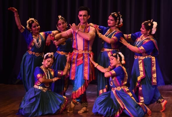कार्यक्रम में नाटक का मंचन करते कलाकार