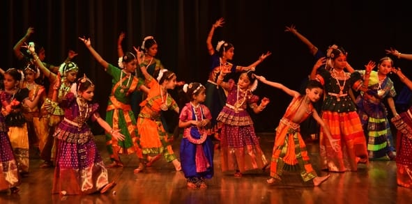 कार्यक्रम में नाटक का मंचन करते कलाकार
