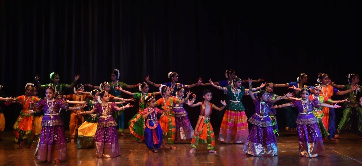 कार्यक्रम में नाटक का मंचन करते कलाकार