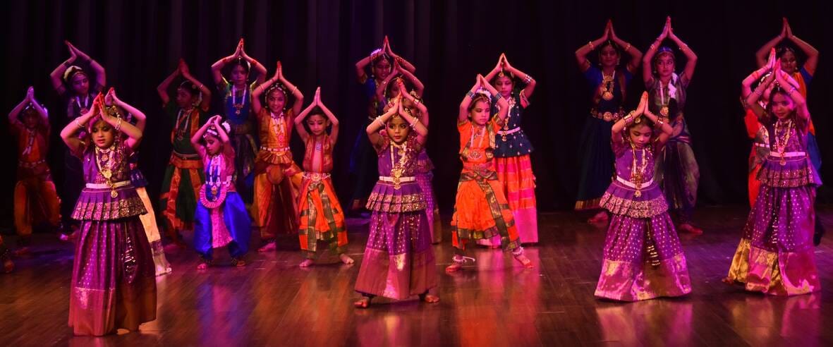 कार्यक्रम में नाटक का मंचन करते कलाकार