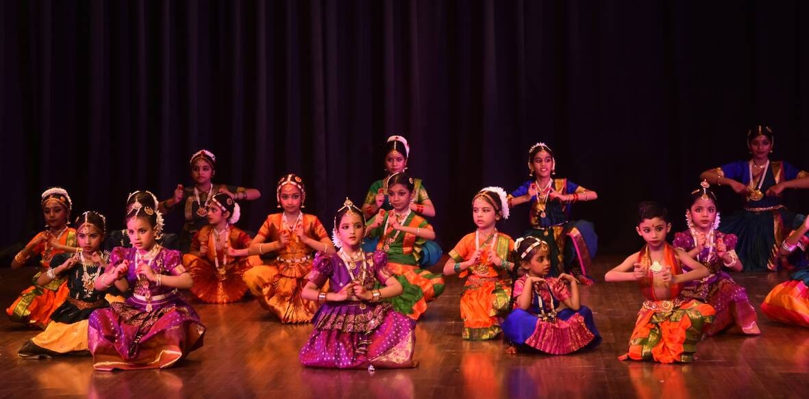 कार्यक्रम में नाटक का मंचन करते कलाकार