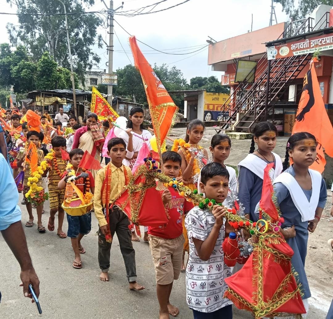 मोहम्मदी रोड पर फ्यूल पंप पर भंडारे में प्रसाद बांटतीं वीआईपी ग्रुप की सदस्य। संवाद