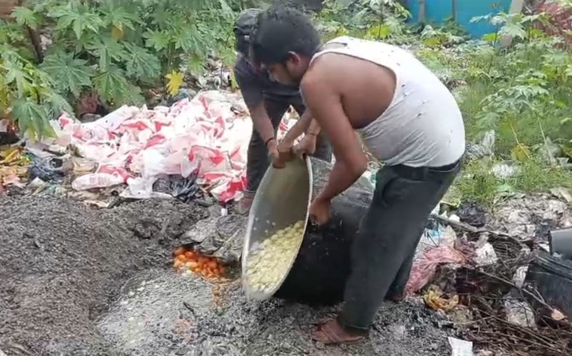महराजगंज तहसील क्षेत्र में एक दुकान में छापामारी के दौरान नमूना सील करती खाद्य सुरक्षा एवं औषधि महराजगंज तहसील क्षेत्र में एक दुकान में छापामारी के दौरान नमूना सील करती खाद्य सुरक्षा एवं औषधि