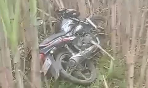मृतक के घर पर रोते परिजन। स्रोत : वीडियो ग्रैब मृतक के घर पर रोते परिजन। स्रोत : वीडियो ग्रैब
