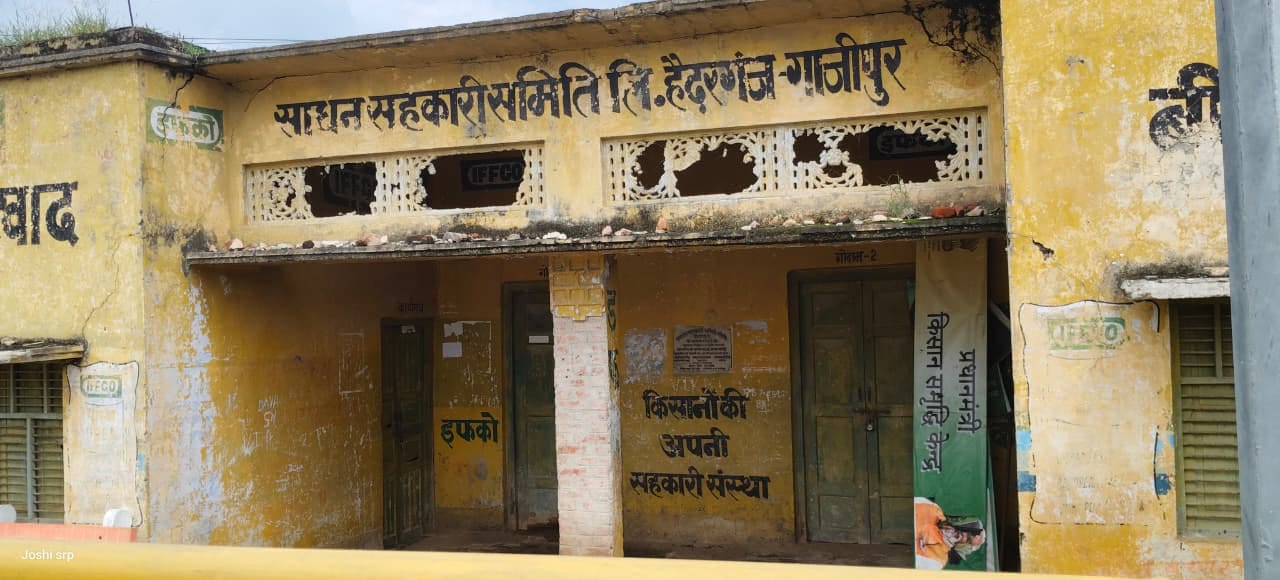मौधा स्थित साधन सहकारी समिति के गेट पर लटका ताला। संवाद