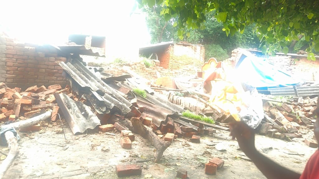 नारी पचदेवरा गांव में आंधी और बारिश से सड़क पर गिरा पेड़ व टूटा बिजली का खंभा। संवाद नारी पचदेवरा गांव में आंधी और बारिश से सड़क पर गिरा पेड़ व टूटा बिजली का खंभा। संवाद
