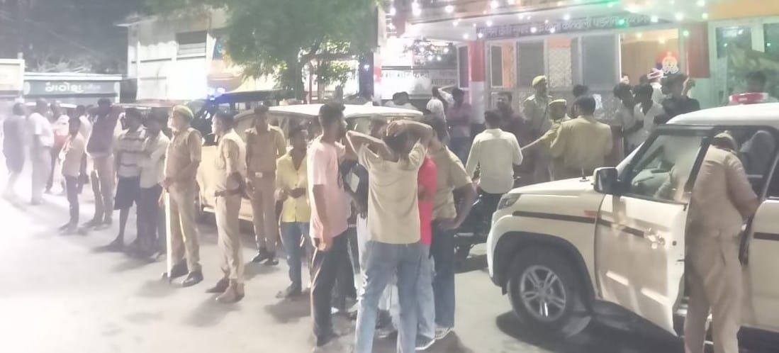 नवजात की मौत के बाद पडरौना शहर के सुभाष चौक पुलिस चौकी पर जुटी लोगों की भीड़।स्रोत-सोशल मीडिया नवजात की मौत के बाद पडरौना शहर के सुभाष चौक पुलिस चौकी पर जुटी लोगों की भीड़।स्रोत-सोशल मीडिया