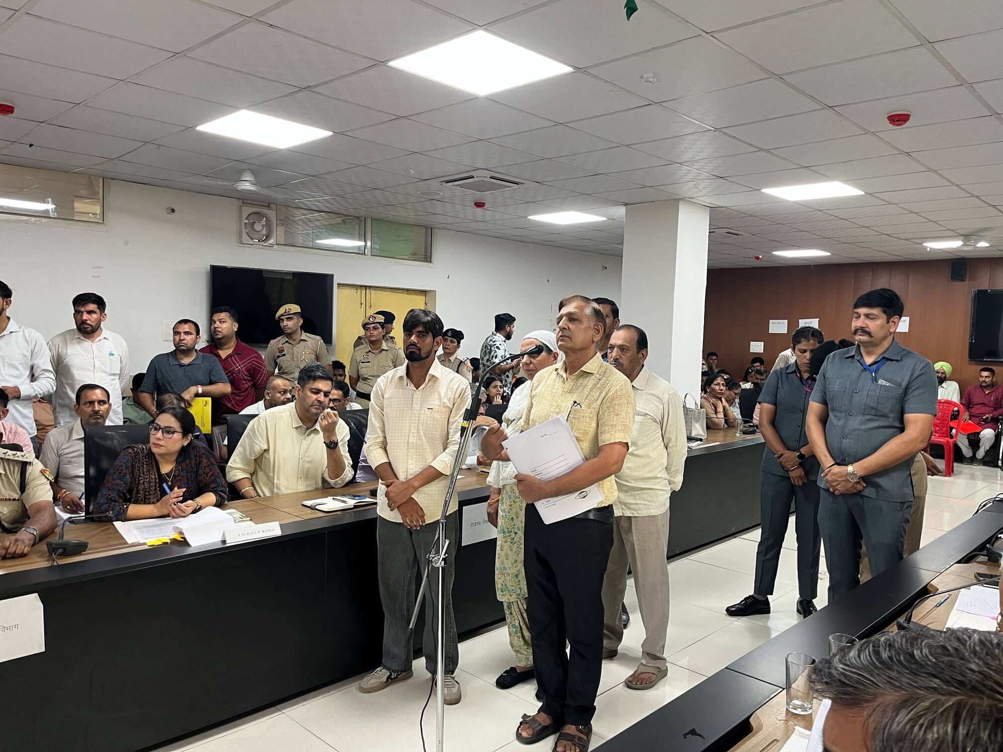 पानी निकासी को लेकर शिकायतकर्ता को पास बुलाकर शिकायत सुनते कृषि मंत्री श्याम सिंह राणा। संवा पानी निकासी को लेकर शिकायतकर्ता को पास बुलाकर शिकायत सुनते कृषि मंत्री श्याम सिंह राणा। संवा