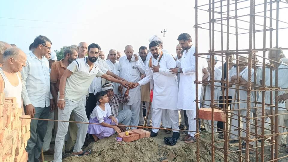 पार्षद अमरजीत कसान विधिवत शिलान्यास करते हुए। संवाद पार्षद अमरजीत कसान विधिवत शिलान्यास करते हुए। संवाद