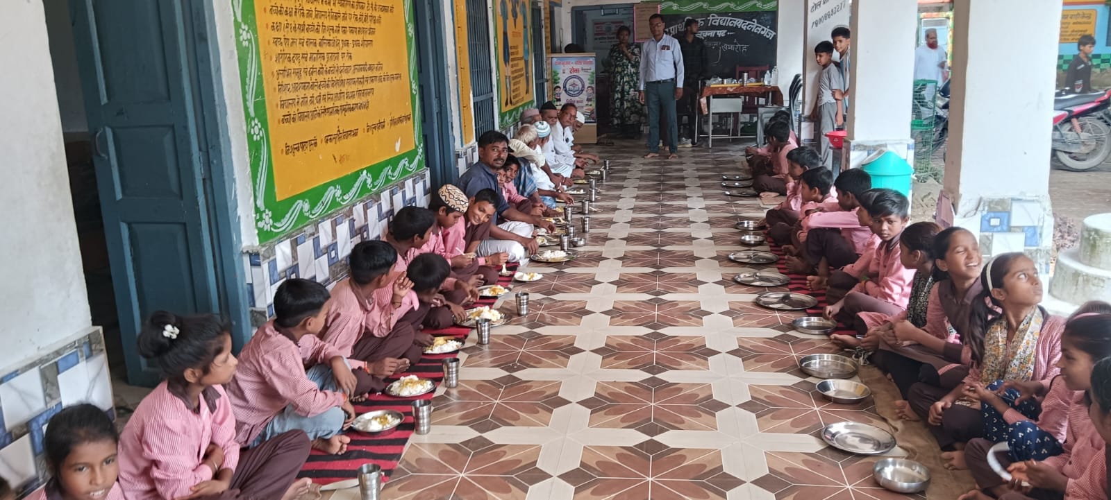 परिषदीय विद्यालय में आयोजित कार्यक्रम में हाथ में राखी बांधती छात्रा। स्रोत शिक्षक परिषदीय विद्यालय में आयोजित कार्यक्रम में हाथ में राखी बांधती छात्रा। स्रोत शिक्षक