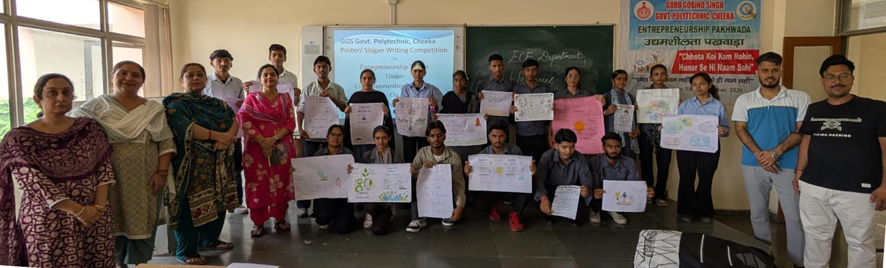 प्रतियोगिता में विजेता  रहे छात्रों को सम्मानित करते हुए। विज्ञप्ति