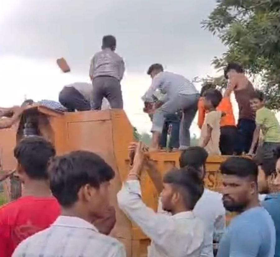 पथराव के दौरान क्षतिग्रस्त गाड़ी। संवाद पथराव के दौरान क्षतिग्रस्त गाड़ी। संवाद