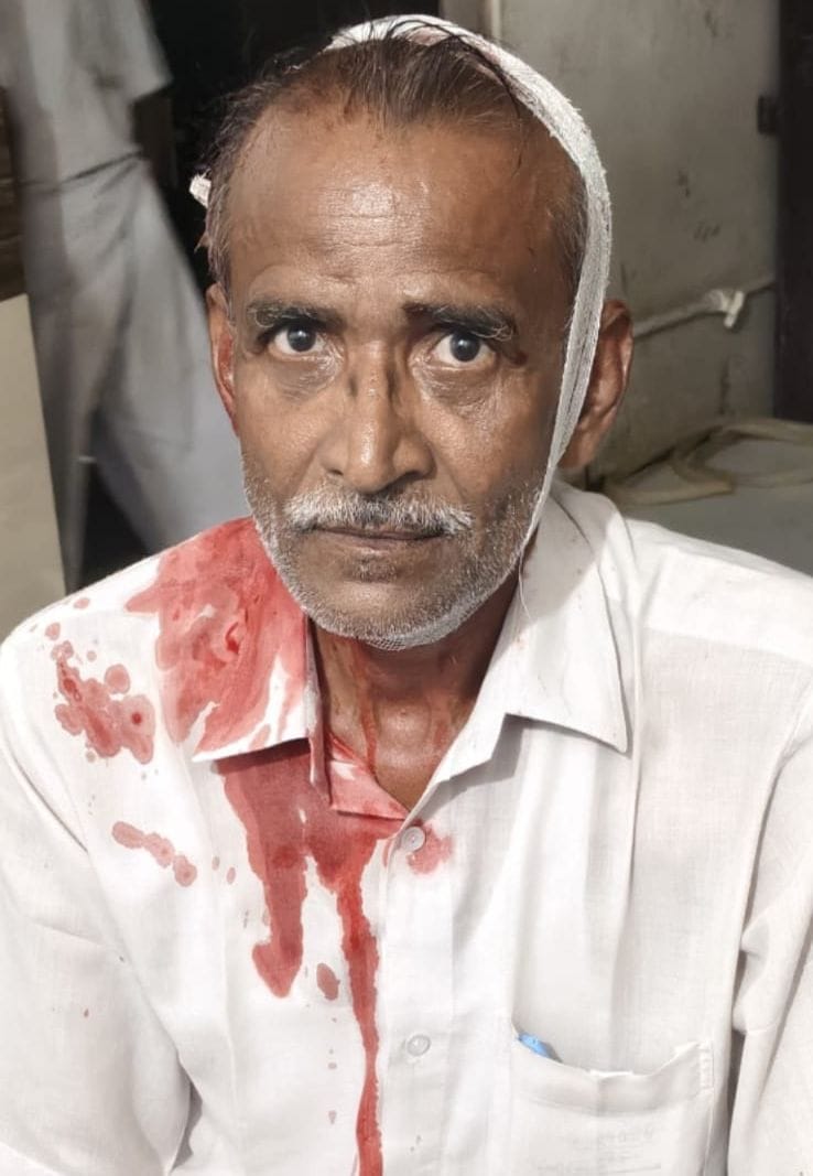 पथराव के दौरान क्षतिग्रस्त गाड़ी। संवाद पथराव के दौरान क्षतिग्रस्त गाड़ी। संवाद