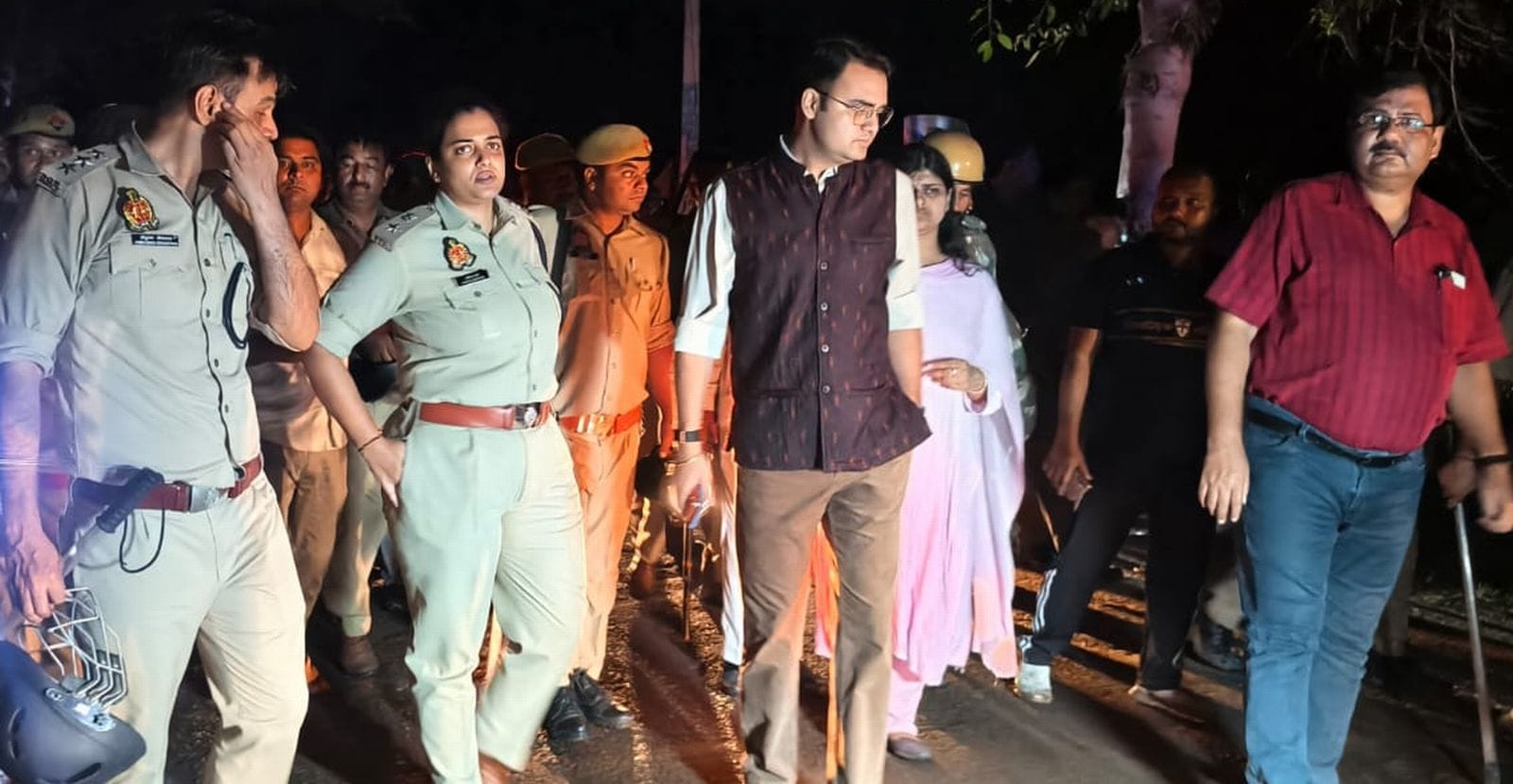 पथराव के दौरान क्षतिग्रस्त गाड़ी। संवाद पथराव के दौरान क्षतिग्रस्त गाड़ी। संवाद