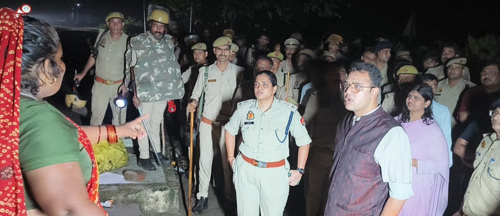 पथराव के दौरान क्षतिग्रस्त गाड़ी। संवाद पथराव के दौरान क्षतिग्रस्त गाड़ी। संवाद