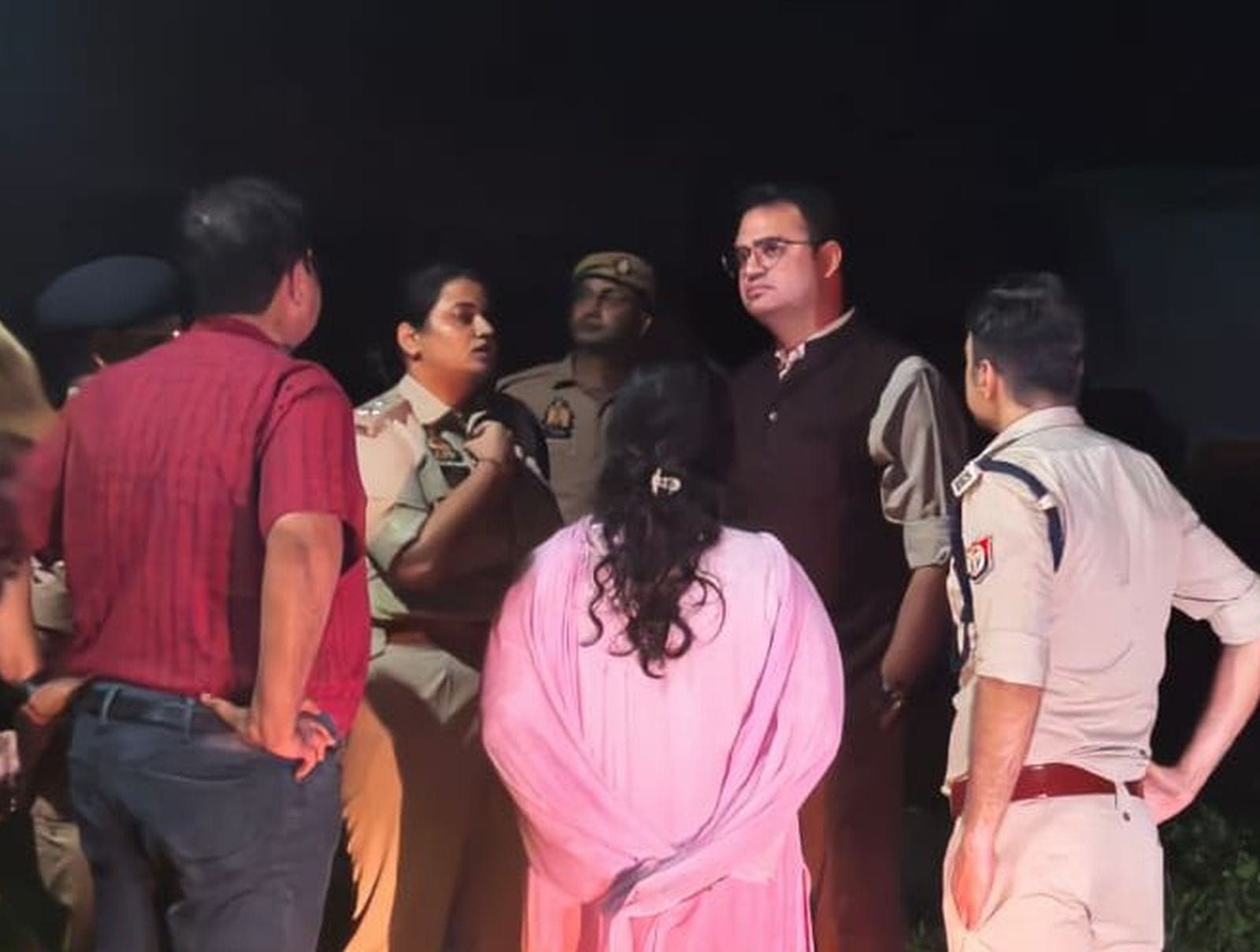 पथराव के दौरान क्षतिग्रस्त गाड़ी। संवाद पथराव के दौरान क्षतिग्रस्त गाड़ी। संवाद