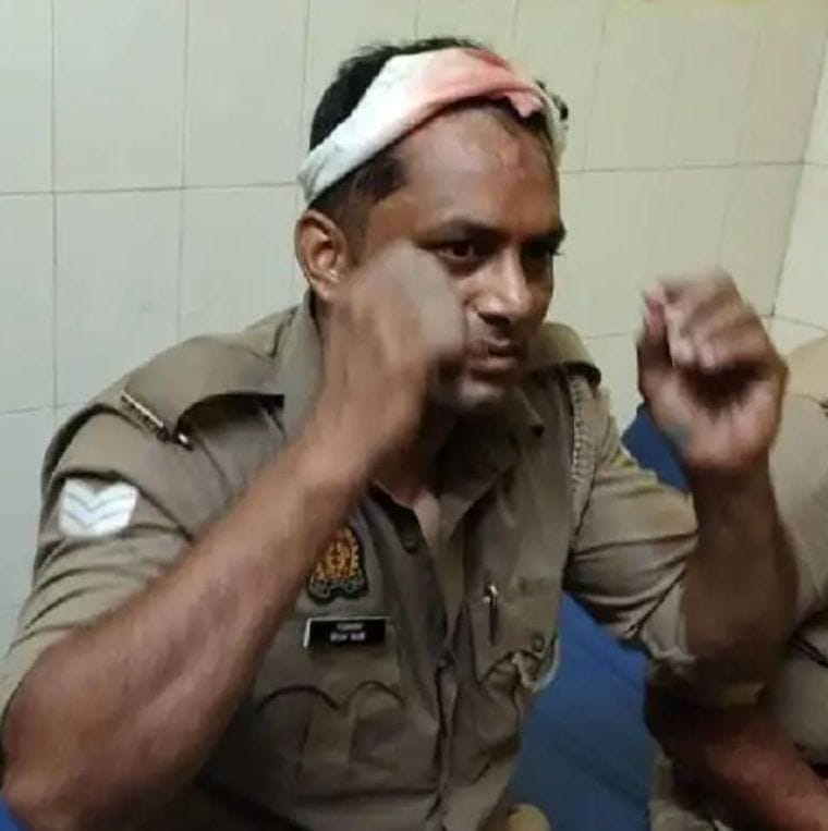 पथराव के दौरान क्षतिग्रस्त गाड़ी। संवाद पथराव के दौरान क्षतिग्रस्त गाड़ी। संवाद