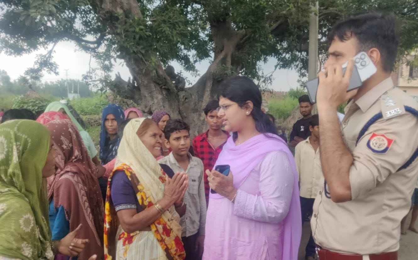 पथराव के दौरान क्षतिग्रस्त गाड़ी। संवाद पथराव के दौरान क्षतिग्रस्त गाड़ी। संवाद