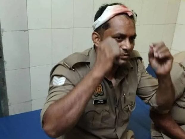 पथराव के दौरान क्षतिग्रस्त गाड़ी। संवाद पथराव के दौरान क्षतिग्रस्त गाड़ी। संवाद