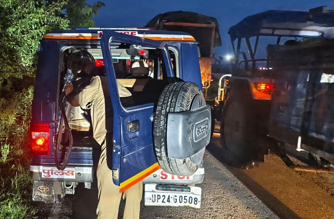 पथराव के दौरान क्षतिग्रस्त गाड़ी। संवाद पथराव के दौरान क्षतिग्रस्त गाड़ी। संवाद
