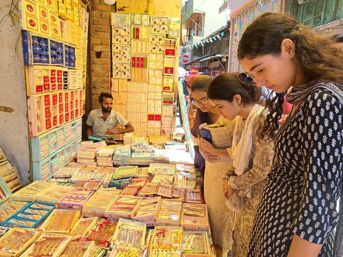 रक्षा बंधन पर्व को लेकर राखी की खरीदारी करती महिलाएं: संवाद रक्षा बंधन पर्व को लेकर राखी की खरीदारी करती महिलाएं: संवाद