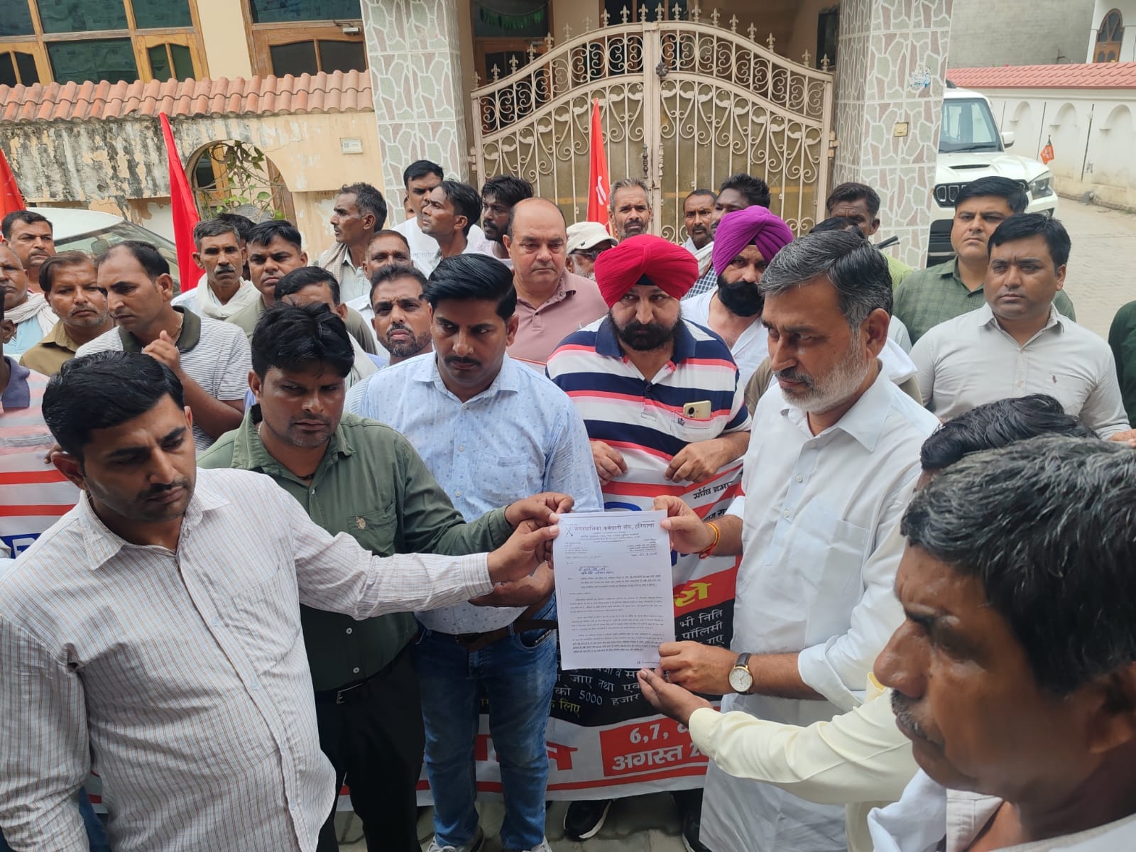 रादौर में मांगों के समर्थन प्रदर्शन करते सफाई व दमकल कर्मचारी। संवाद रादौर में मांगों के समर्थन प्रदर्शन करते सफाई व दमकल कर्मचारी। संवाद