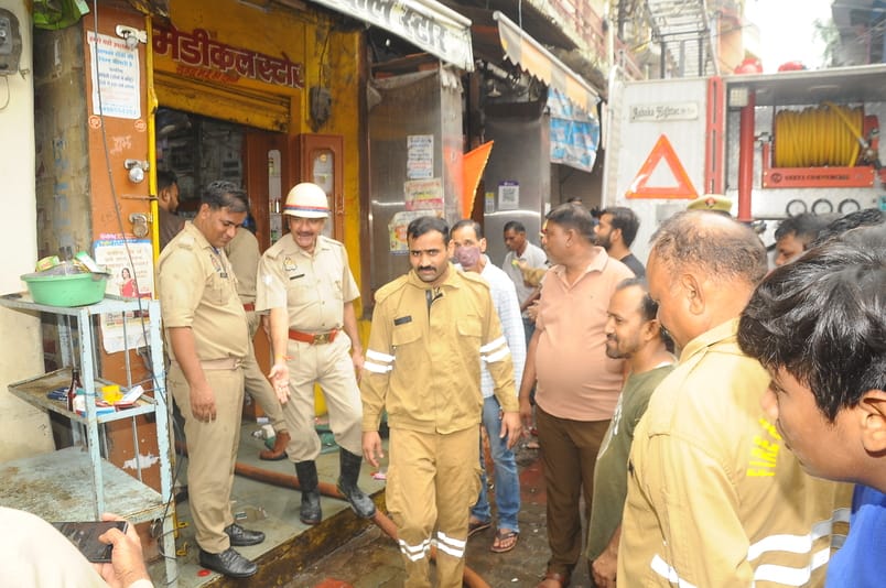 सुभाष गंज में गर्ग मेडीकल स्टोर में लगी आग की जांच करती पुलिस। संवाद