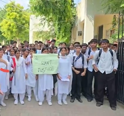 स्कूल गेट पर प्रदर्शन करते स्कूल के छात्र-छात्राएं। सोशल मीडिया स्कूल गेट पर प्रदर्शन करते स्कूल के छात्र-छात्राएं। सोशल मीडिया