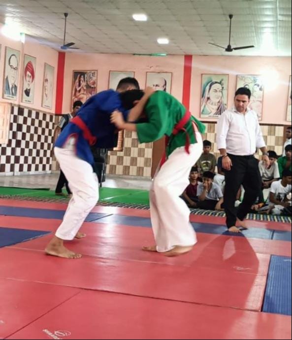 सरस्वती बालिका इंटर कॉलेज में क्षेत्रीय योग प्रतियोगिता में प्रतिभाग करती छात्रा। संवाद सरस्वती बालिका इंटर कॉलेज में क्षेत्रीय योग प्रतियोगिता में प्रतिभाग करती छात्रा। संवाद