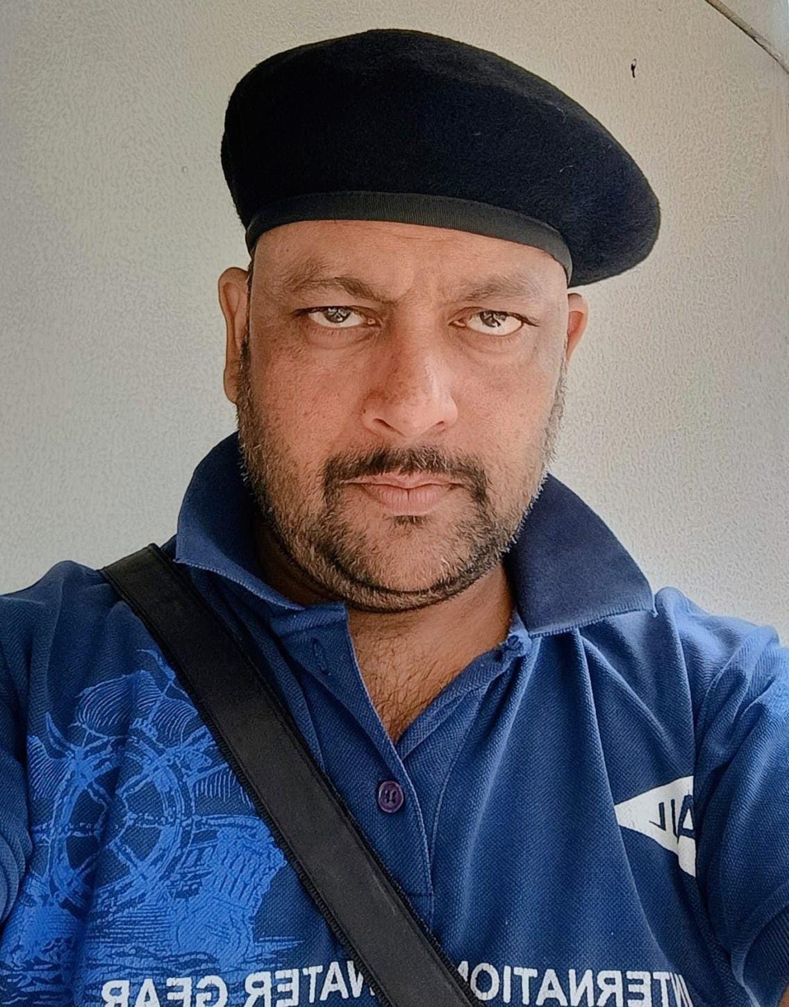 सिसैया चौराहे पर दुकान के सामने फैली गंदगी। संवाद सिसैया चौराहे पर दुकान के सामने फैली गंदगी। संवाद