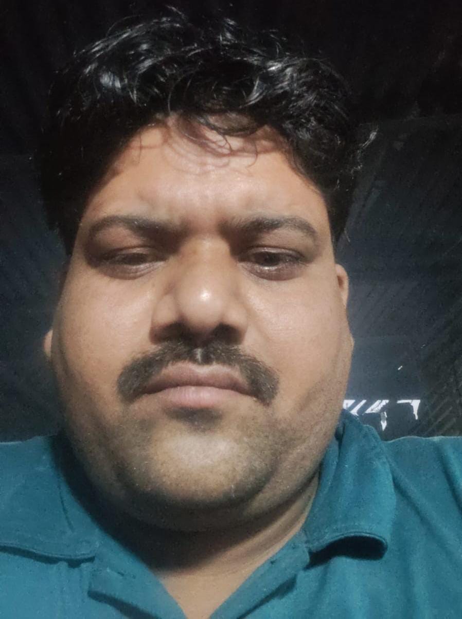 सिसैया चौराहे पर दुकान के सामने फैली गंदगी। संवाद सिसैया चौराहे पर दुकान के सामने फैली गंदगी। संवाद