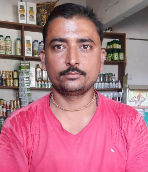 सिसैया चौराहे पर दुकान के सामने फैली गंदगी। संवाद सिसैया चौराहे पर दुकान के सामने फैली गंदगी। संवाद