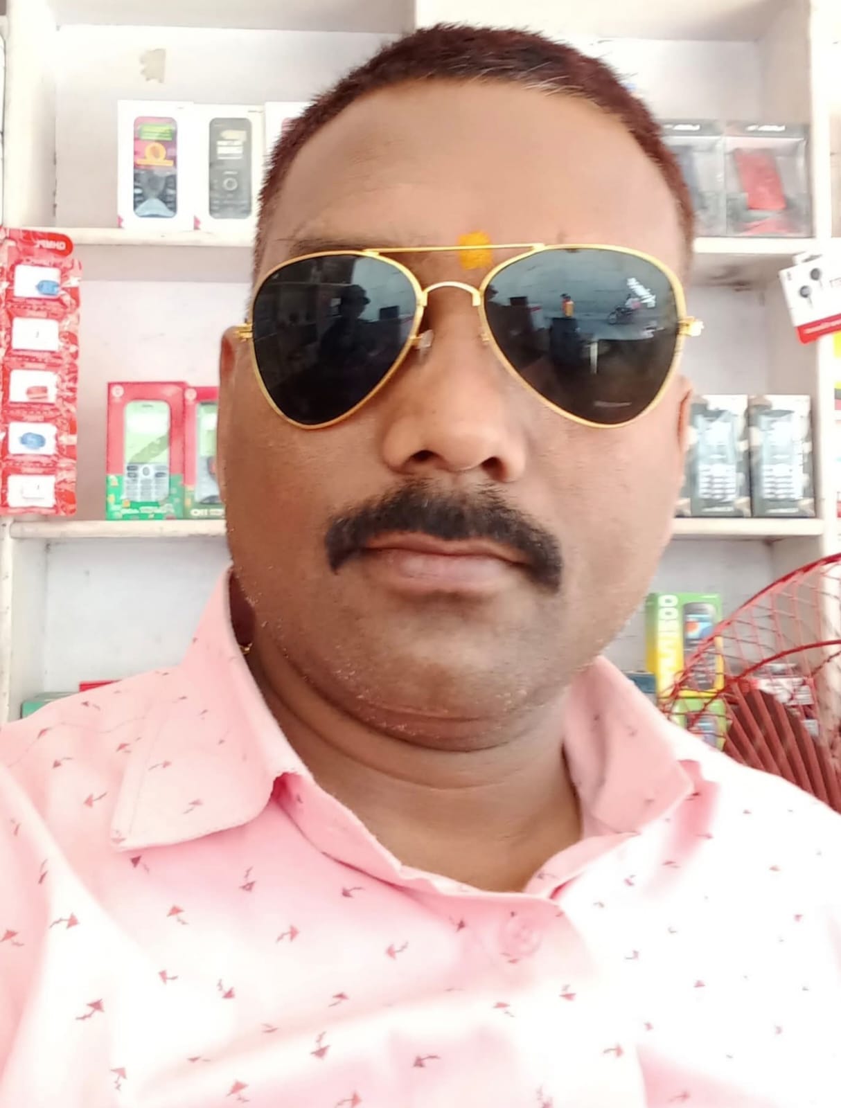 सिसैया चौराहे पर दुकान के सामने फैली गंदगी। संवाद सिसैया चौराहे पर दुकान के सामने फैली गंदगी। संवाद