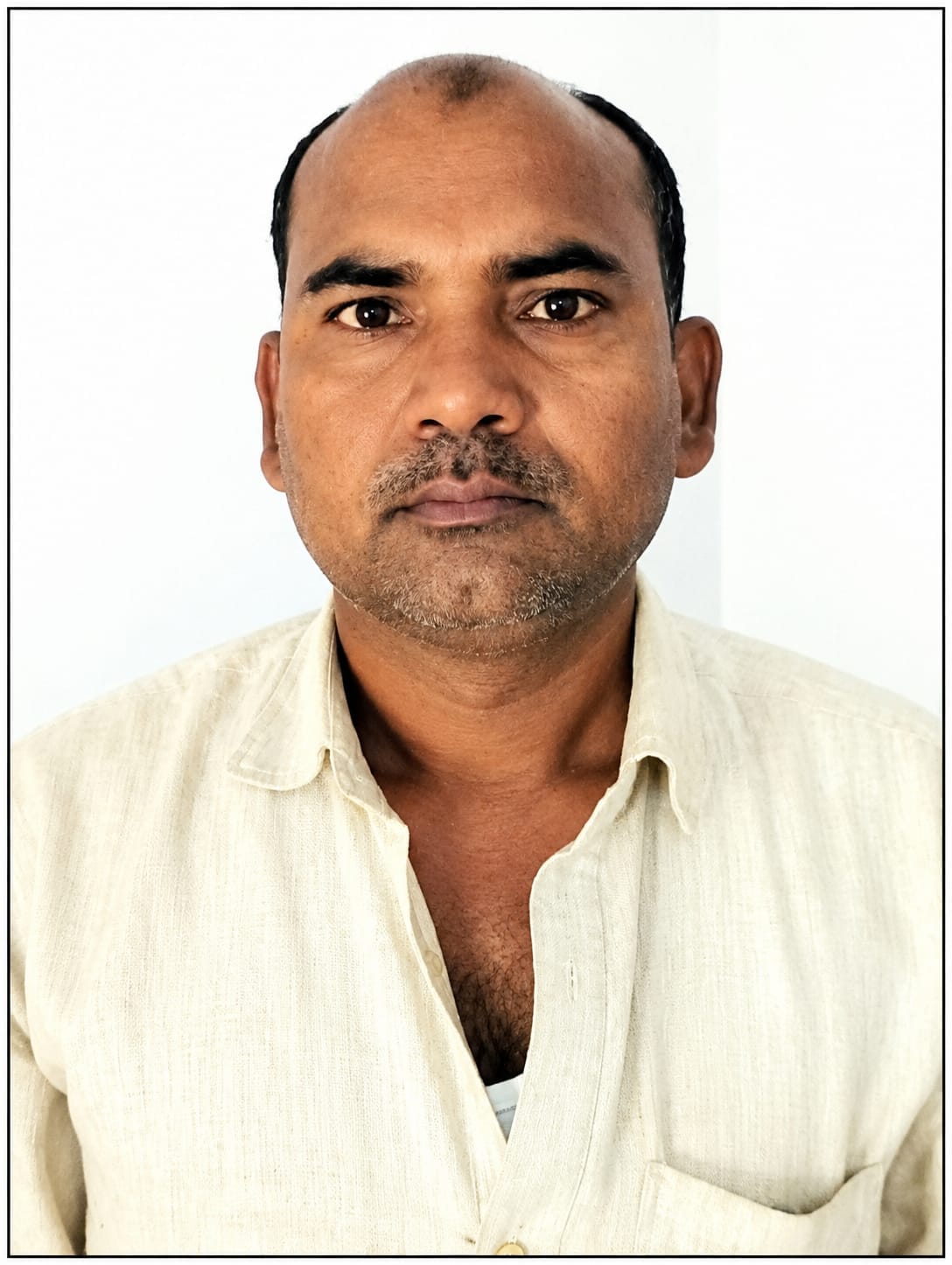 सिधौना गांव स्थित आवास पर शोकाकुल सुभाष मांझी के परिजन। संवाद सिधौना गांव स्थित आवास पर शोकाकुल सुभाष मांझी के परिजन। संवाद
