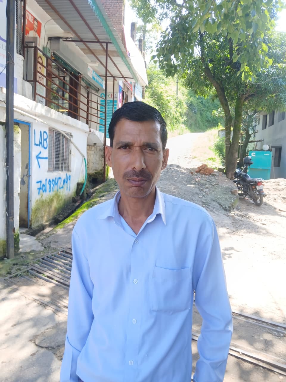टौणी देवी अस्पताल रास्ते पर बिखरी बजरी। संवाद टौणी देवी अस्पताल रास्ते पर बिखरी बजरी। संवाद