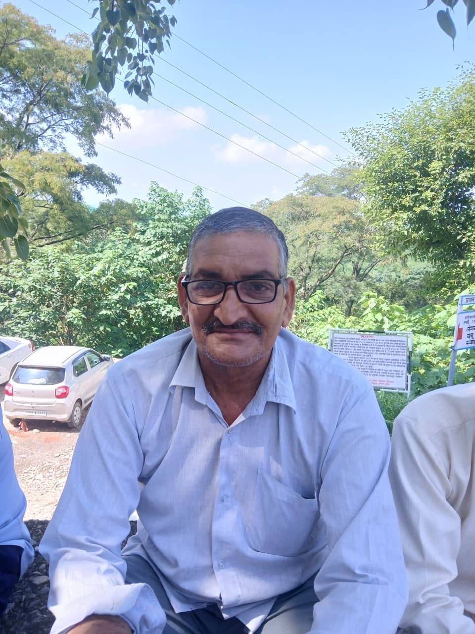 टौणी देवी अस्पताल रास्ते पर बिखरी बजरी। संवाद टौणी देवी अस्पताल रास्ते पर बिखरी बजरी। संवाद