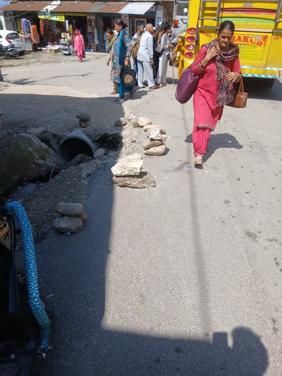 टौणी देवी अस्पताल रास्ते पर बिखरी बजरी। संवाद टौणी देवी अस्पताल रास्ते पर बिखरी बजरी। संवाद
