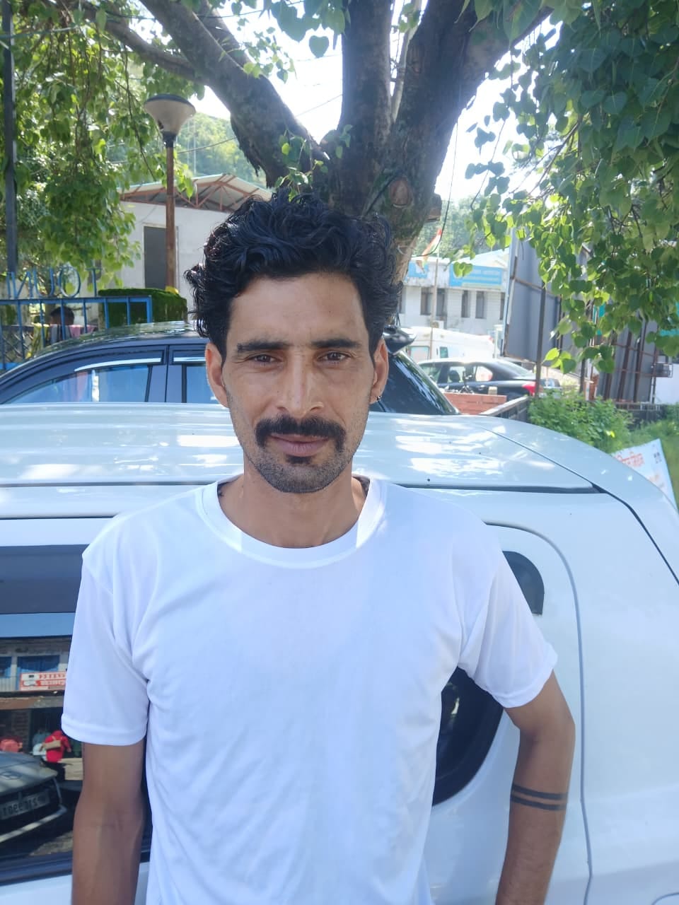 टौणी देवी अस्पताल रास्ते पर बिखरी बजरी। संवाद टौणी देवी अस्पताल रास्ते पर बिखरी बजरी। संवाद