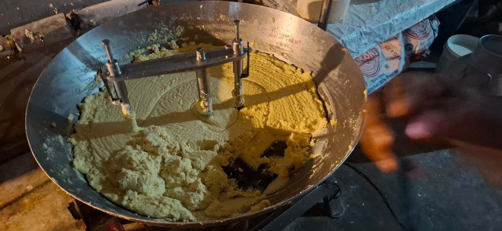 दौराला - चिरौड़ी गांव में मिलावटी खोया की सूचना मिलने पर पहुंची टीम जांच करती। स्रोत : संवाद दौराला - चिरौड़ी गांव में मिलावटी खोया की सूचना मिलने पर पहुंची टीम जांच करती। स्रोत : संवाद