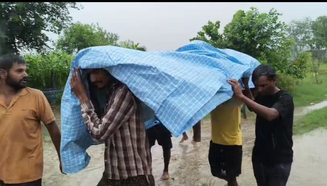 उमरीबेगमगंज के बाढ़ प्रभावित गांव ऐली परसौली के बाबूरामपुरवा में बारिश के दौरान बीमार बुजुर्ग श उमरीबेगमगंज के बाढ़ प्रभावित गांव ऐली परसौली के बाबूरामपुरवा में बारिश के दौरान बीमार बुजुर्ग श