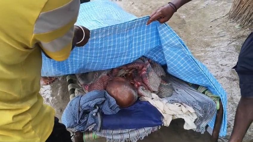उमरीबेगमगंज के बाढ़ प्रभावित गांव ऐली परसौली के बाबूरामपुरवा में बारिश के दौरान बीमार बुजुर्ग श उमरीबेगमगंज के बाढ़ प्रभावित गांव ऐली परसौली के बाबूरामपुरवा में बारिश के दौरान बीमार बुजुर्ग श