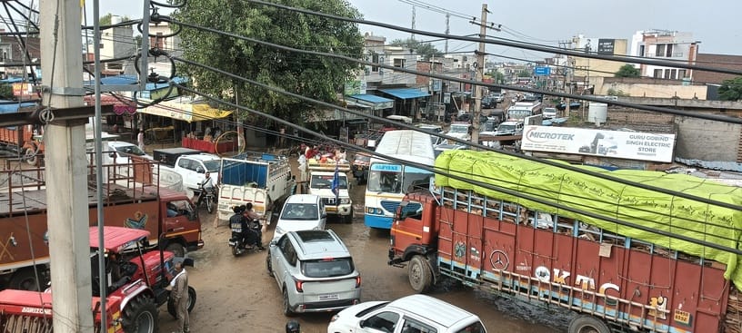 26 ढांड 01 पंचमुखी चौक पर लगा ट्रैफिक जाम और वाहनों की लगी लंबी कतारें। 26 ढांड 01 पंचमुखी चौक पर लगा ट्रैफिक जाम और वाहनों की लगी लंबी कतारें।