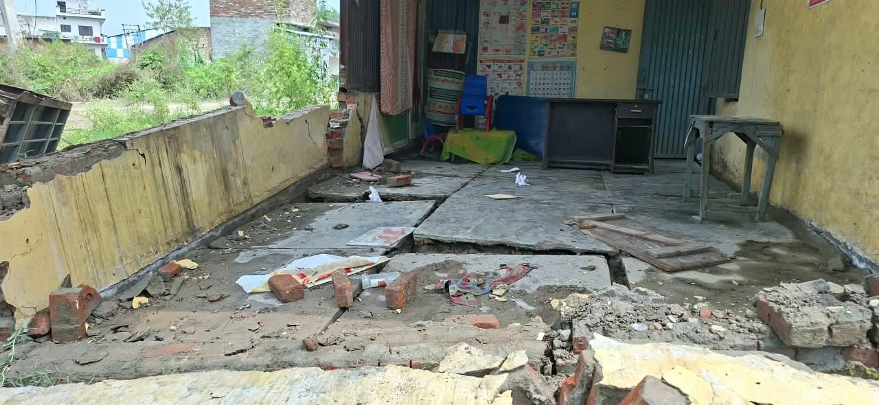 आंगनबाड़ी केंद्र का कमरा गिरने के बाद दस्तावेज संभालते वर्कर्स। संवाद आंगनबाड़ी केंद्र का कमरा गिरने के बाद दस्तावेज संभालते वर्कर्स। संवाद