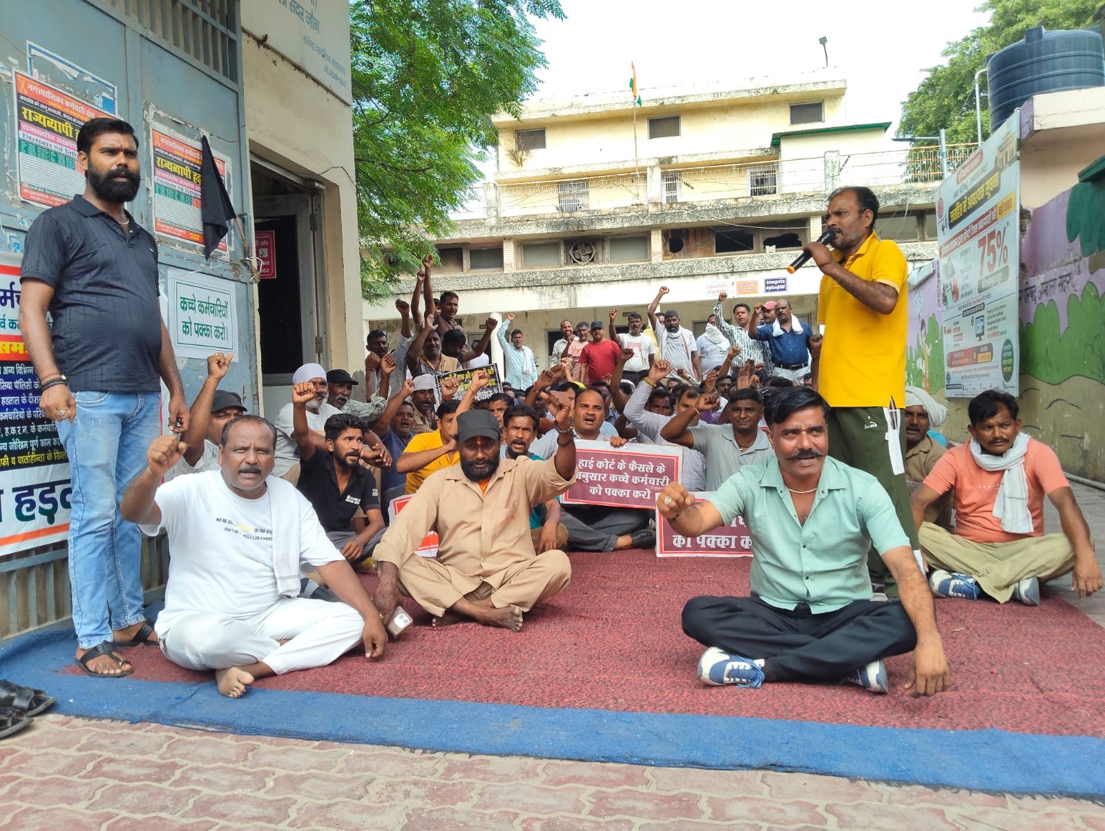 अंबाला छावनी में नगर परिषद कार्यालय के गेट पर प्रदर्शन करते सफाई व दमकल कर्मचारी। संवाद