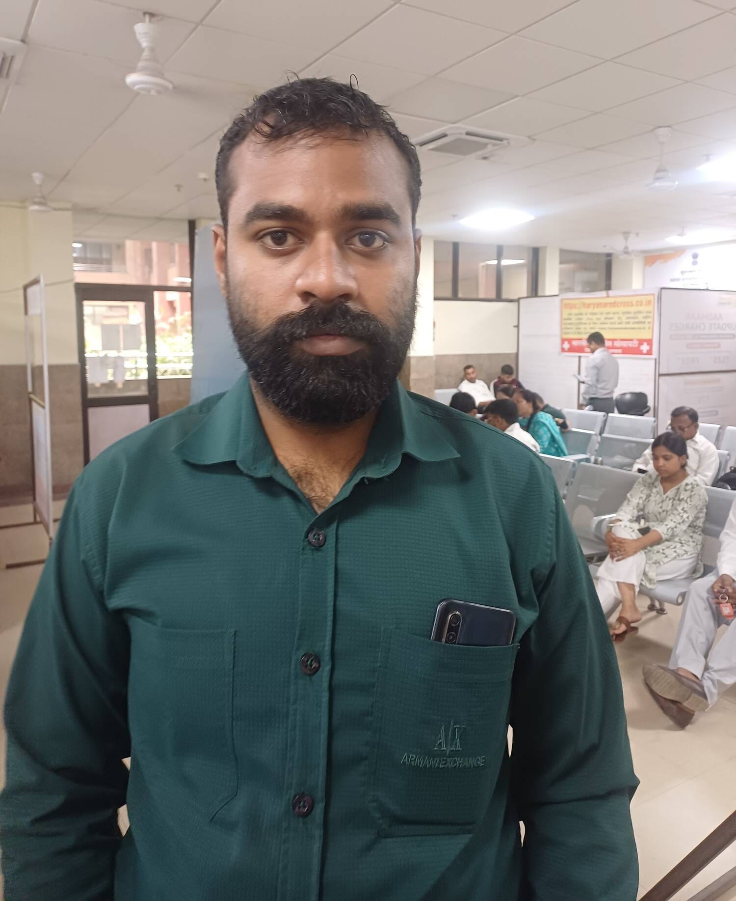 अंबाला छावनी स्थित उपमंडल भवन के अंत्योदय सरल केंद्र में पोर्टल बंद होने पर परेशान होते लोग। सं